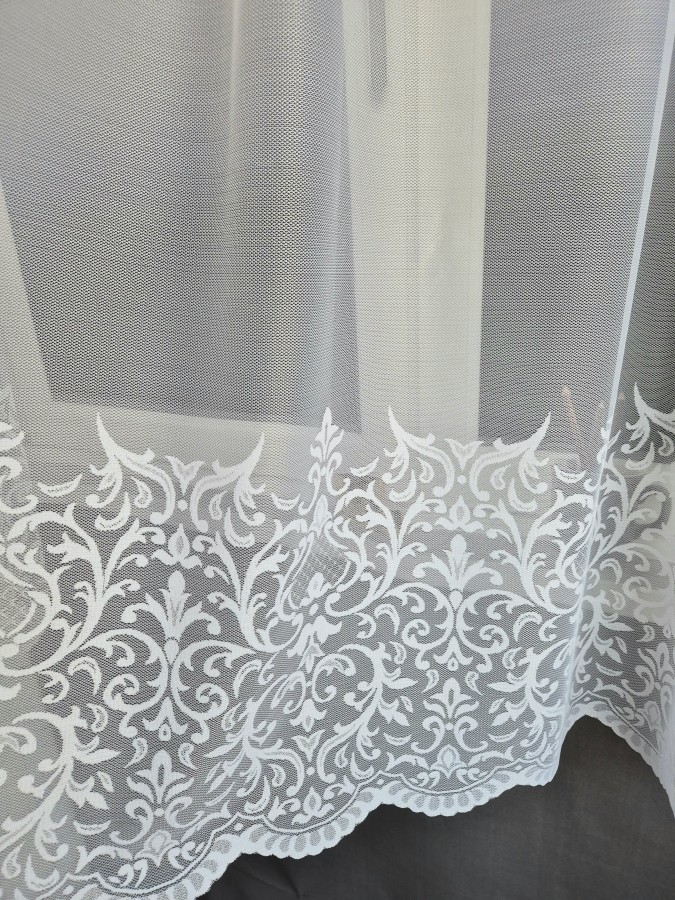 Dieninė užuolaida „Balta klasika“ su ornamentiniu kraštu