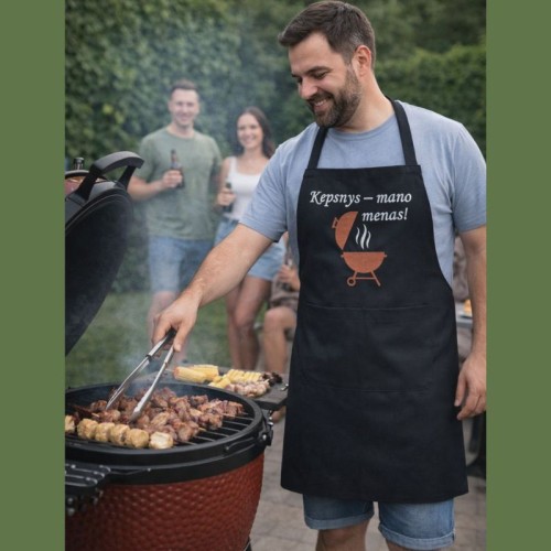 Siuvinėta juoda  prijuostė „Kepsnys – mano menas!“