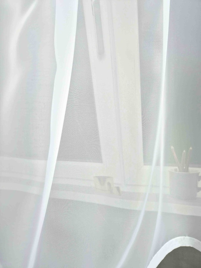 Balta vualio užuolaida su sutraukimo juostele