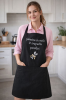 Siuvinėta juoda prijuostė „Gaminu su meile ir truputį panikos“ 