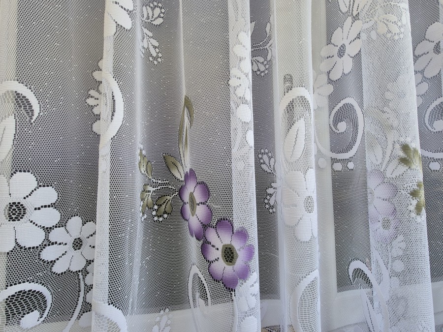 Trumpa dieninė užuolaida „Violetinių gėlių pieva“ – iki palangės