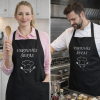 Siuvinėta juoda prijuostė „Virtuvės šefas“ (unisex) Siuvinėta juoda prijuostė „Virtuvės šefas“ (unisex)